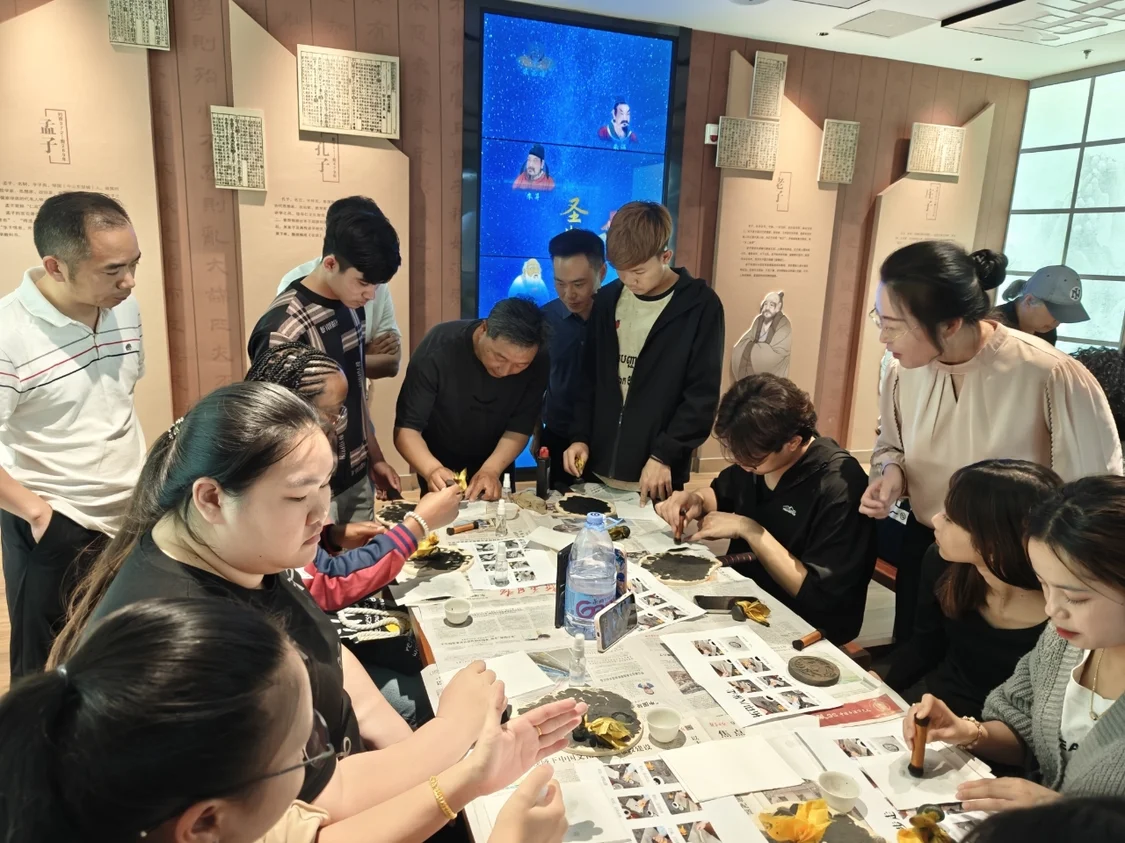 端午非遗进校园！建院30余名留学生体验中华文化魅力