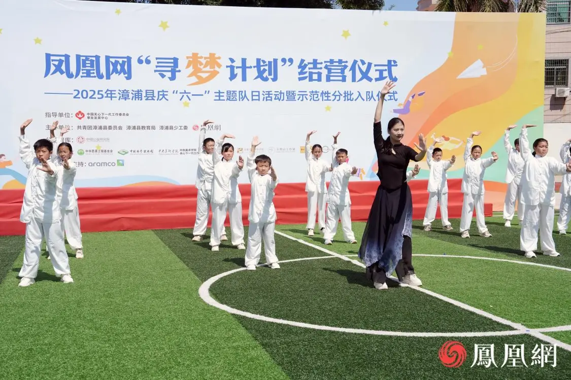 助教吴紫妍与五年级同学共同呈现志愿者王明山特别新编《李园少年健身操》