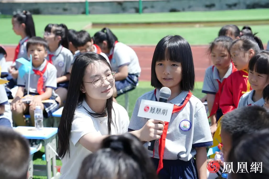 “少年说”环节上,孩子们手握麦克风,大声说出他们的梦想