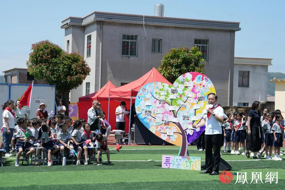 孩子们把纯真的梦想写在了明信片上,共同创作了一棵“梦想树”