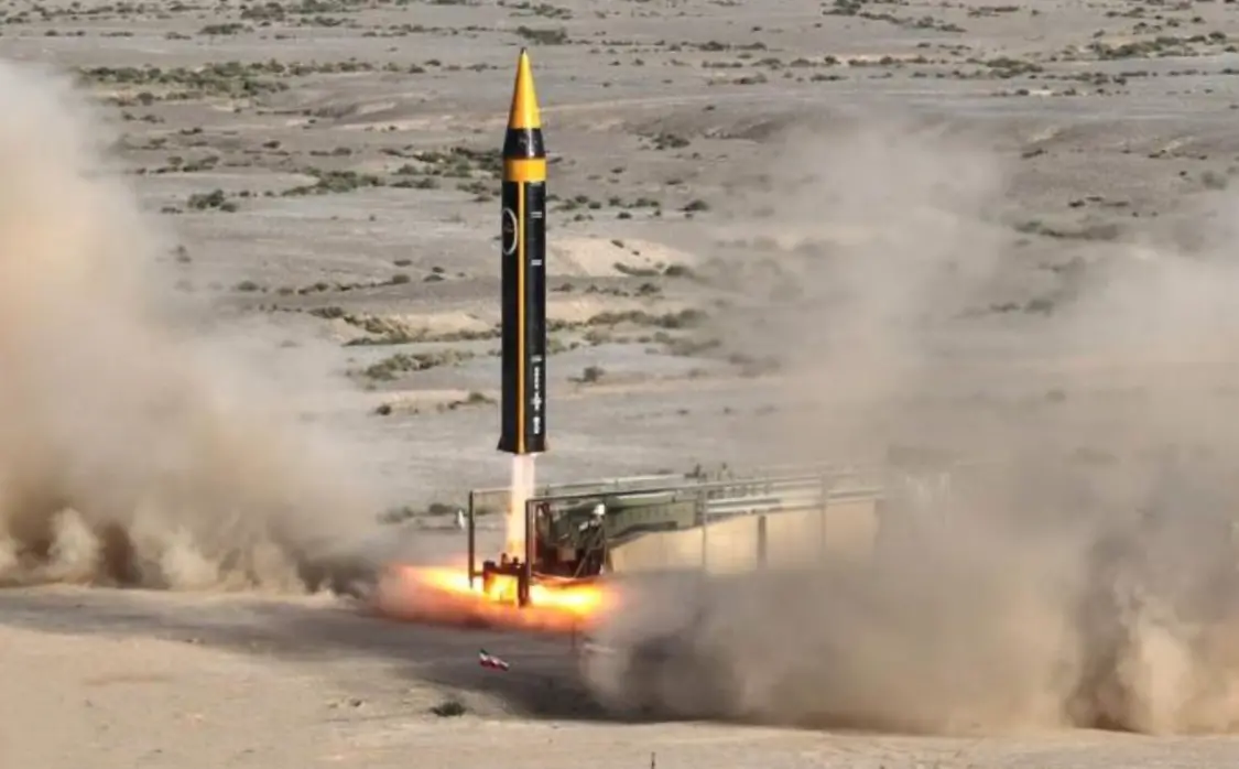 伊朗的弹道导弹家族规模庞大、型号繁多，但其中体量最大、威力最强的，莫过于“霍拉姆沙赫尔”系列。（图为伊朗试射“霍拉姆沙赫尔-4”导弹）