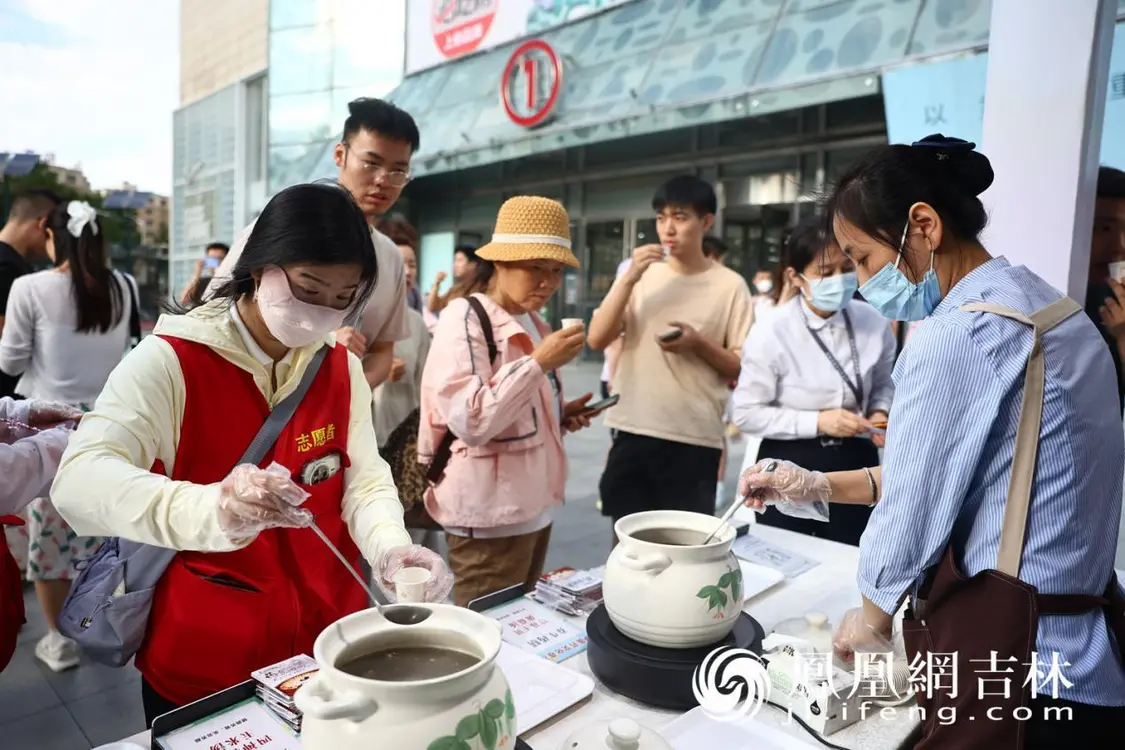 岐黄夜韵耀春城，长春中医药大学附属医院中医药文化消夏夜市火爆出圈