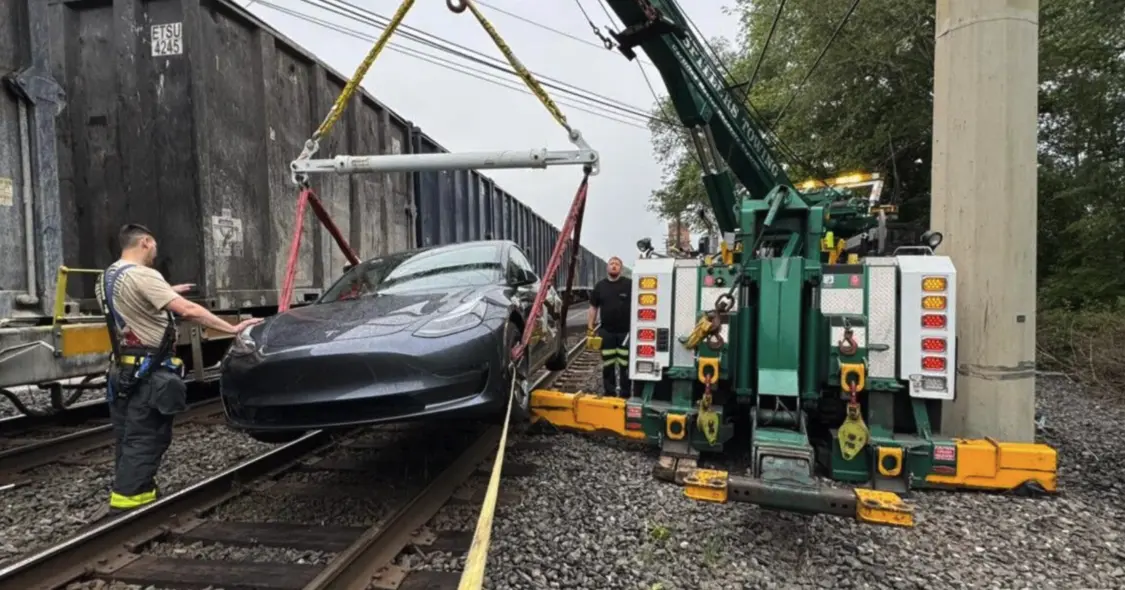 Model 3被吊走