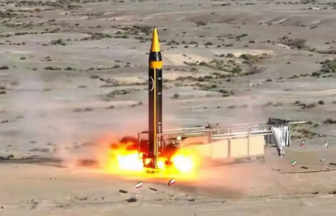 伊朗伊斯兰革命卫队发射新型导弹“霍拉姆沙赫尔-4”。