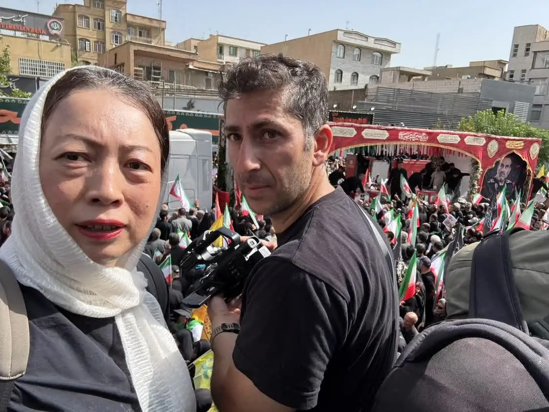 凤凰女记者战地日记丨伊朗民众国葬上大喊打倒美国，现场CNN记者：他们行动上可不那样
