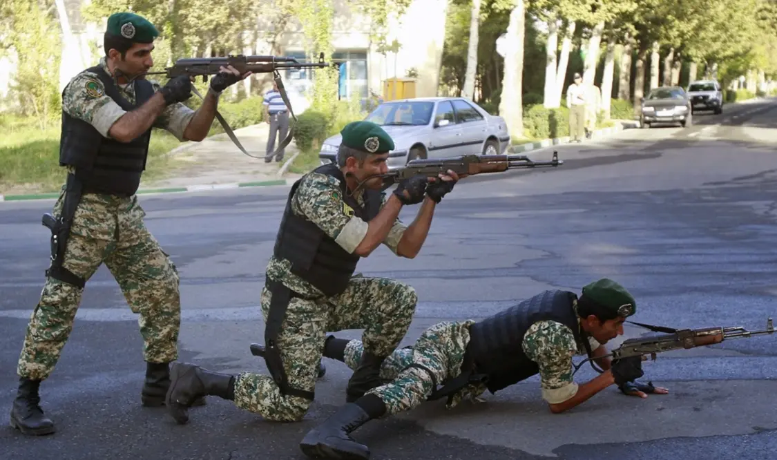 图为伊朗国防军陆军第65空降特种部队旅正在进行巷战训练。