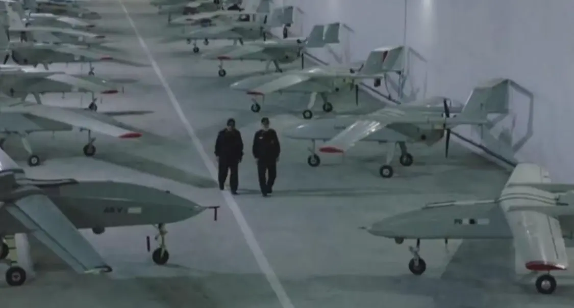 伊朗伊斯兰革命卫队海军揭幕一处地下无人机基地。