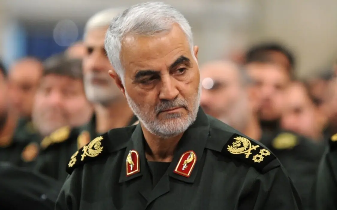 圣城旅也同许多伊朗大使馆有着紧密的合作，不少大使馆中设有圣城旅的办公室。这也表明，伊朗情报部门、革命卫队和伊朗外交部门都有参与到圣城旅的事务当中。（图为遭美国暗杀的前圣城旅指挥官苏莱曼尼将军）