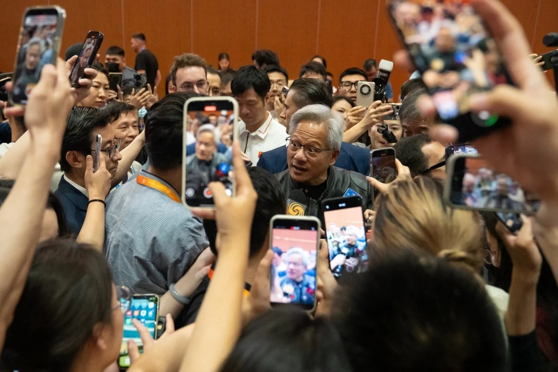 英伟达首席执行官黄仁勋出席在北京举行的供应链博览会。