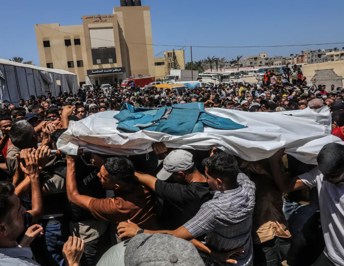 8月25日,美联社和路透社等媒体机构的5名记者在以色列对加沙纳赛尔医院的袭击中身亡。