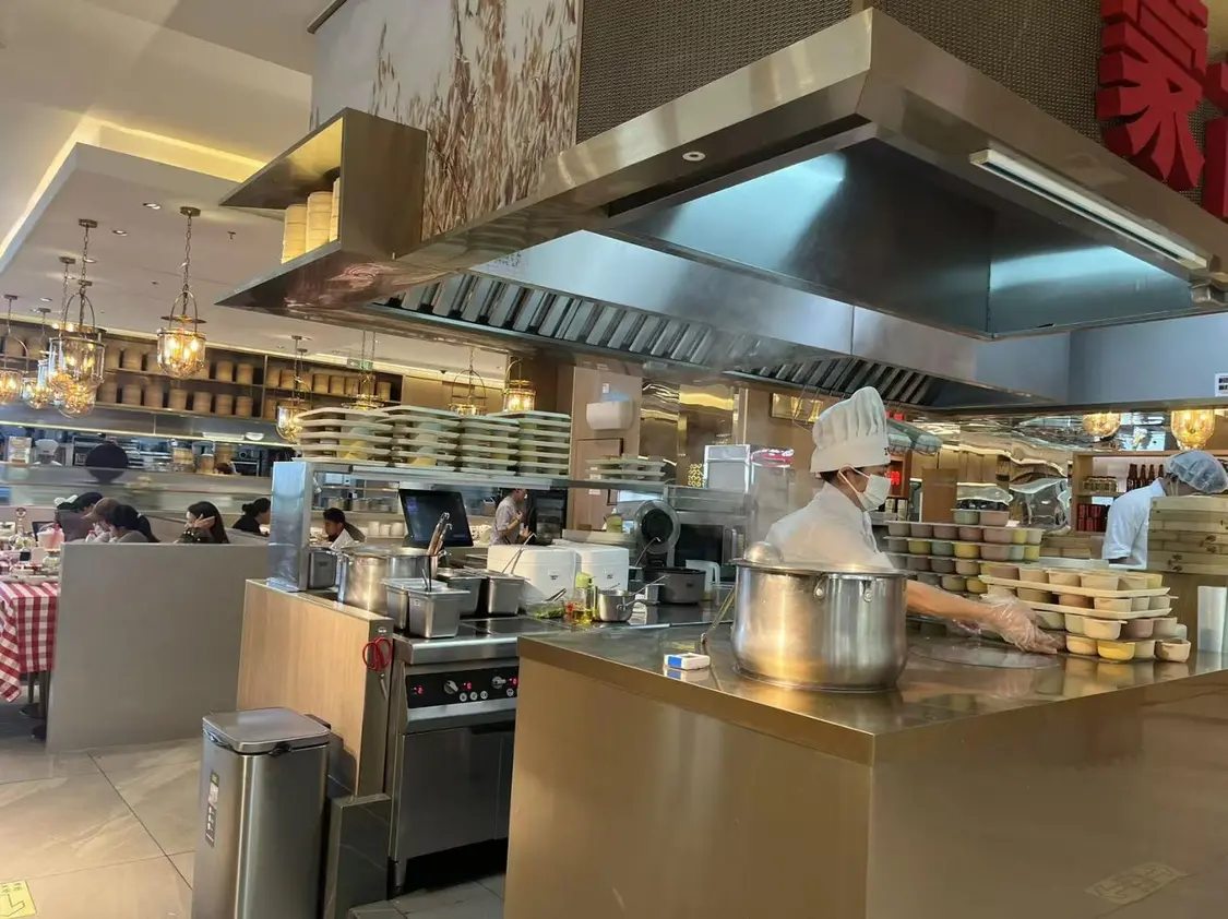 凤凰网《风暴眼》/摄