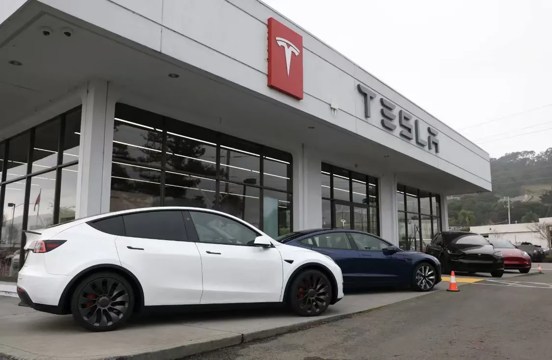 特斯拉门店的Model Y和Model 3
