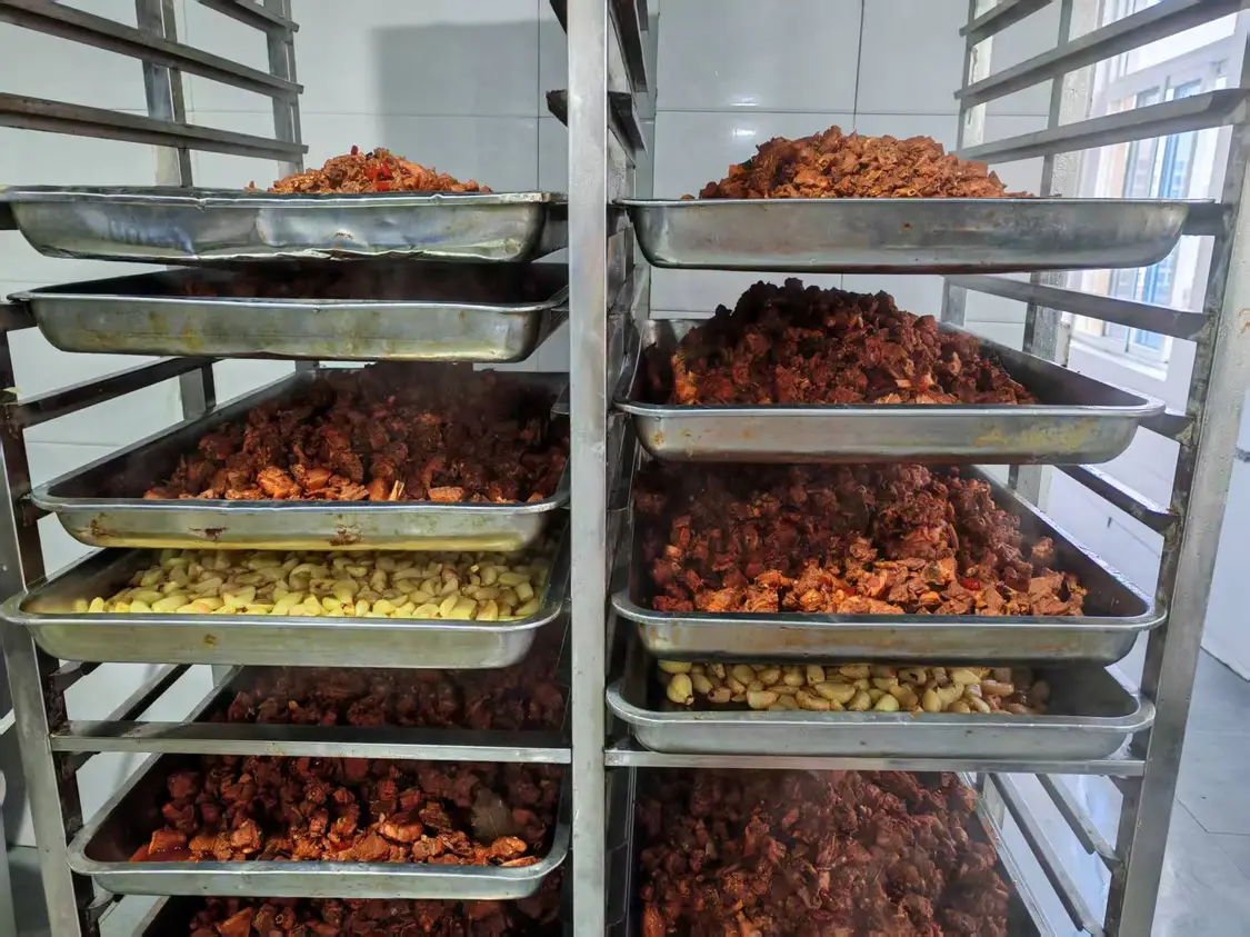 实探预制菜生产厂，你点的拼好饭为什么越来越难吃？_https://www.izongheng.net_快讯_第8张