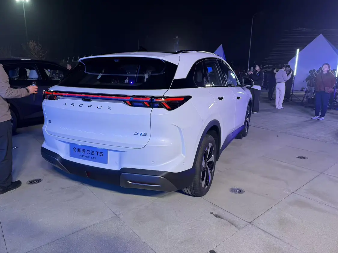 极狐全新阿尔法T5正式上市,限时优惠价10.98万元起