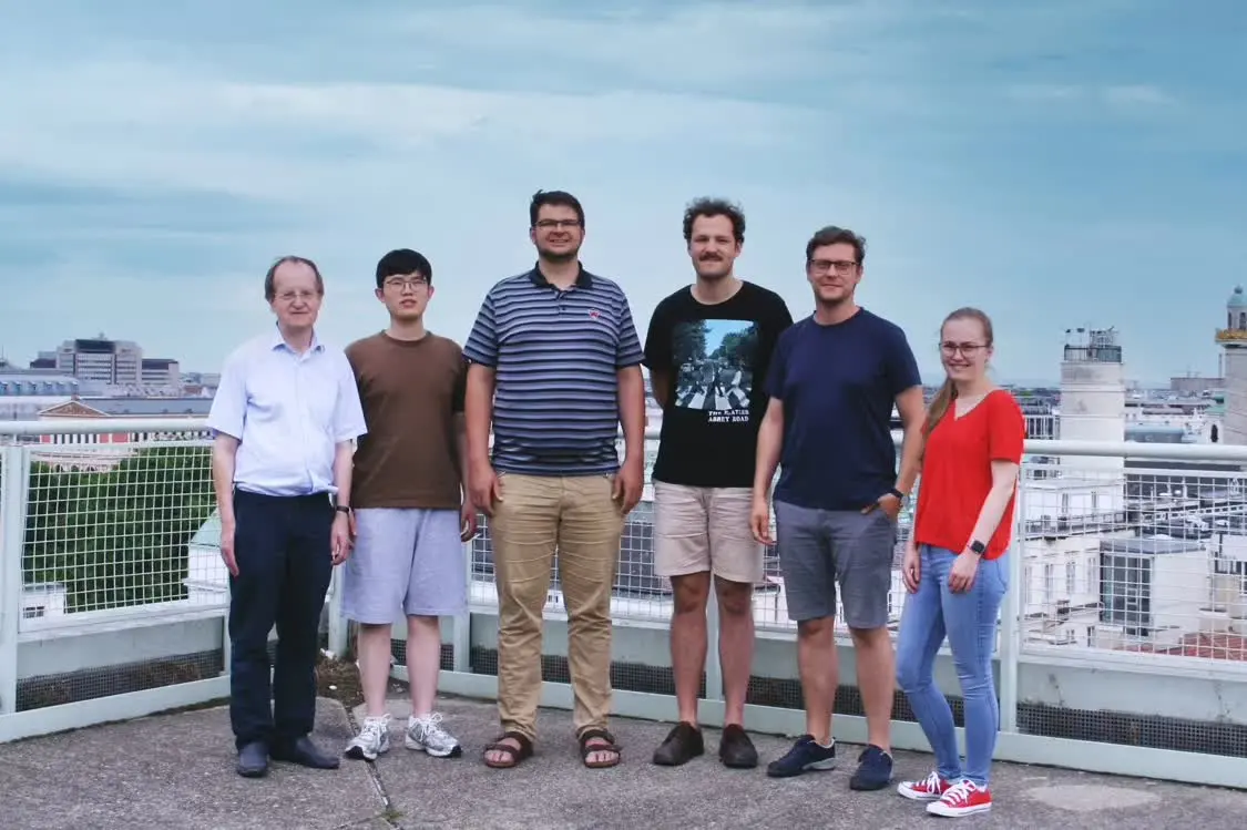 ▲ 左二為中國(guó)學(xué)者 M. Hao,圖源:TU Wien