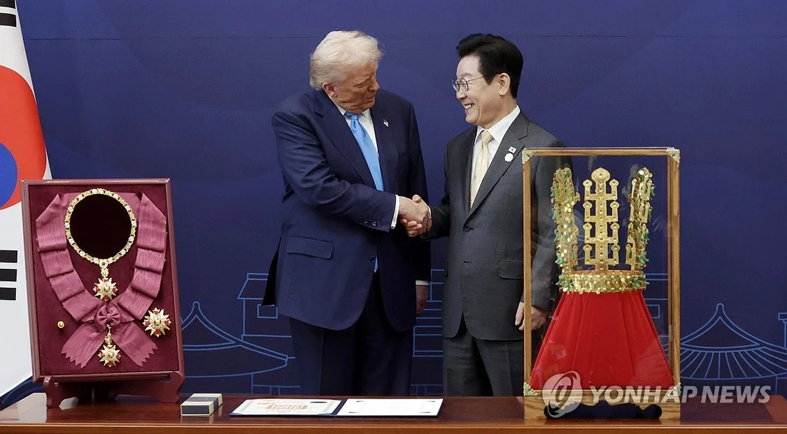 访韩时获赠一顶金色王冠,特朗普:这非常特别