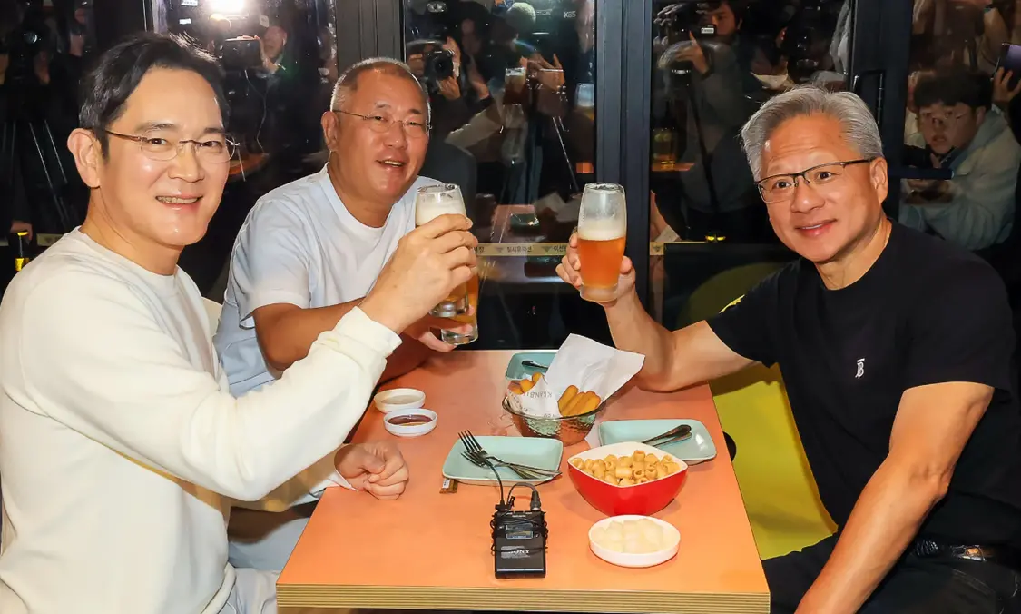 黄仁勋与李在镕(左)吃炸鸡