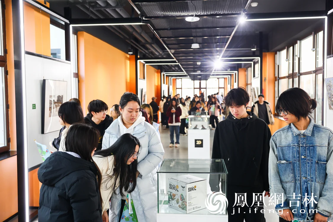 青年粉丝参观影视文创孵化园区内展示的作品。