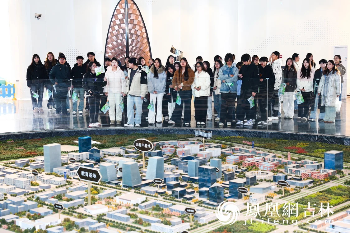 青年粉丝走进“金胶卷”长春国际影都展示中心参观。