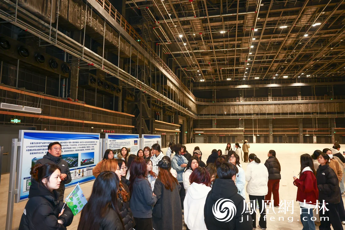 青年粉丝走进影视拍摄基地参观。