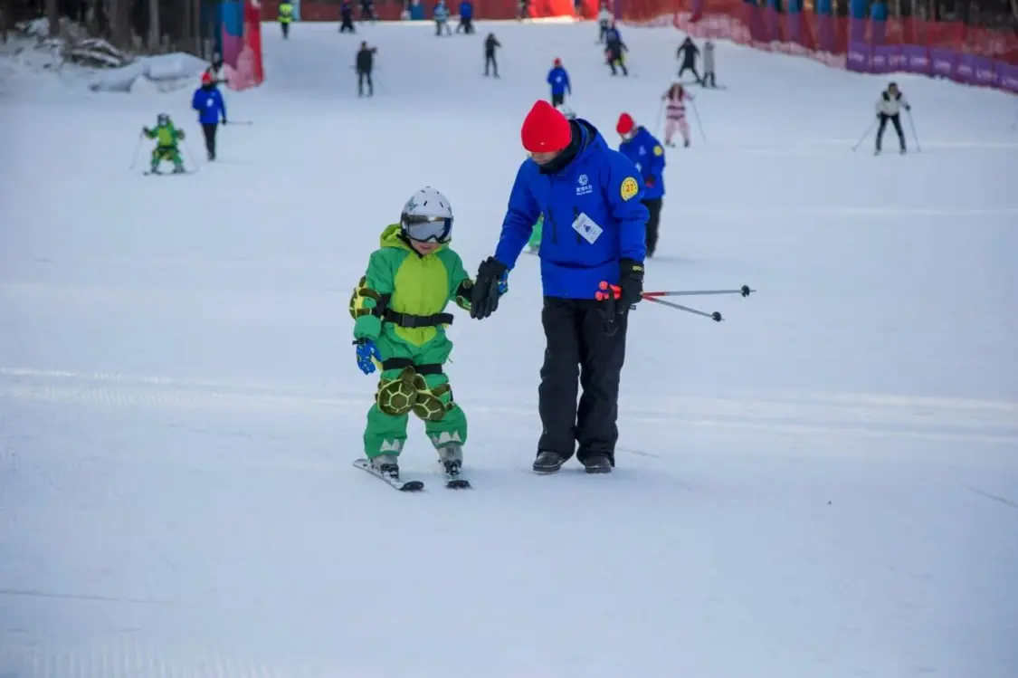 初学者在长春净月潭滑雪场体验。图片来源：净月潭滑雪场