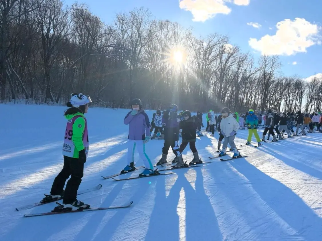 青少年在长春庙香山滑雪场学习双板滑雪。图片来源：庙香山温泉滑雪度假区