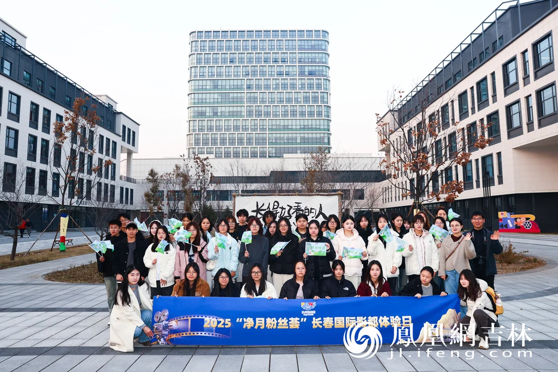 青年粉丝走进影视文创孵化园区参观。