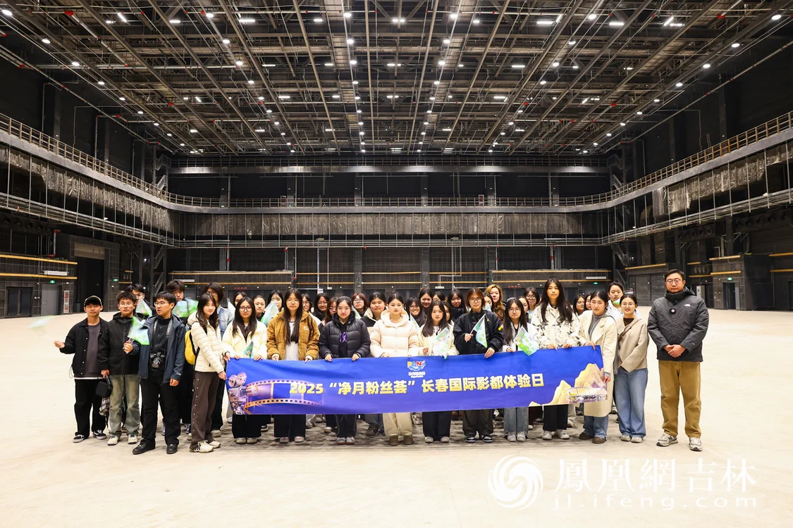 青年粉丝走进影视拍摄基地参观。