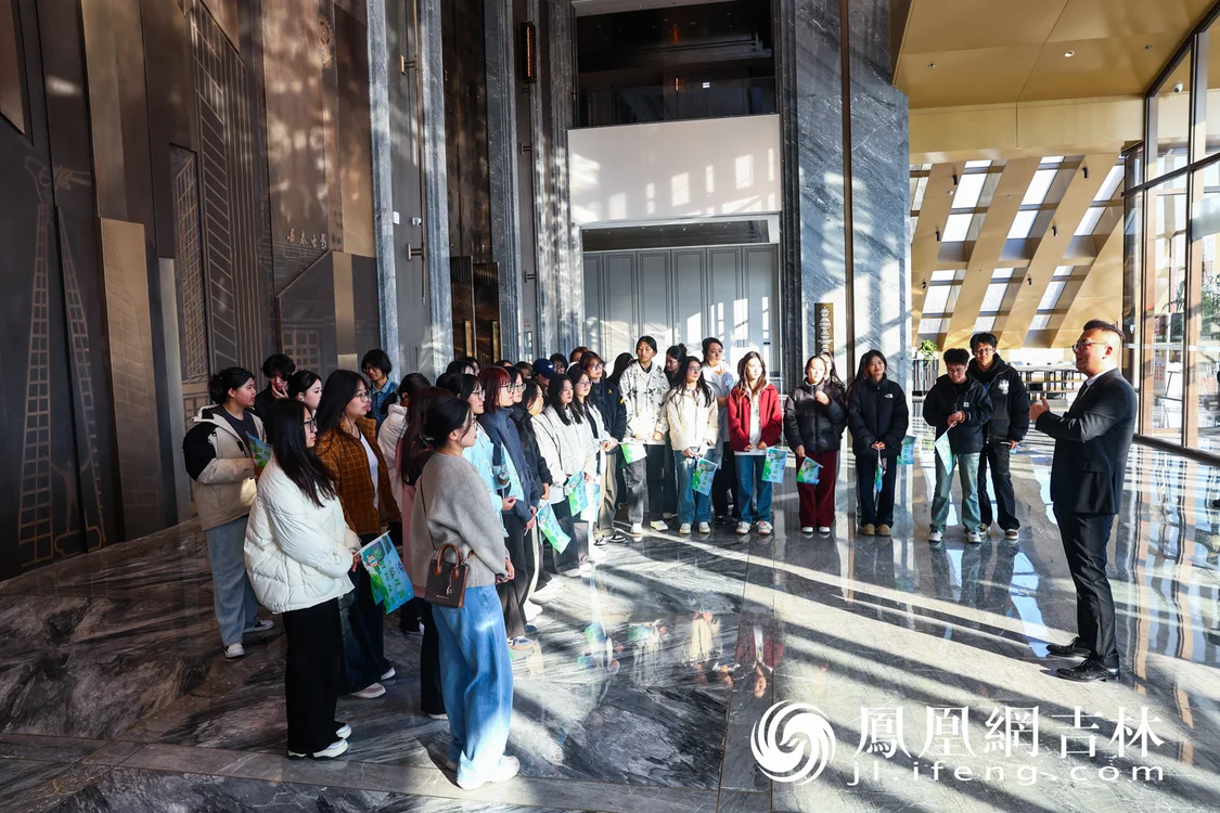 青年粉丝走进两届长春电影节主会场“金色大厅”参观。