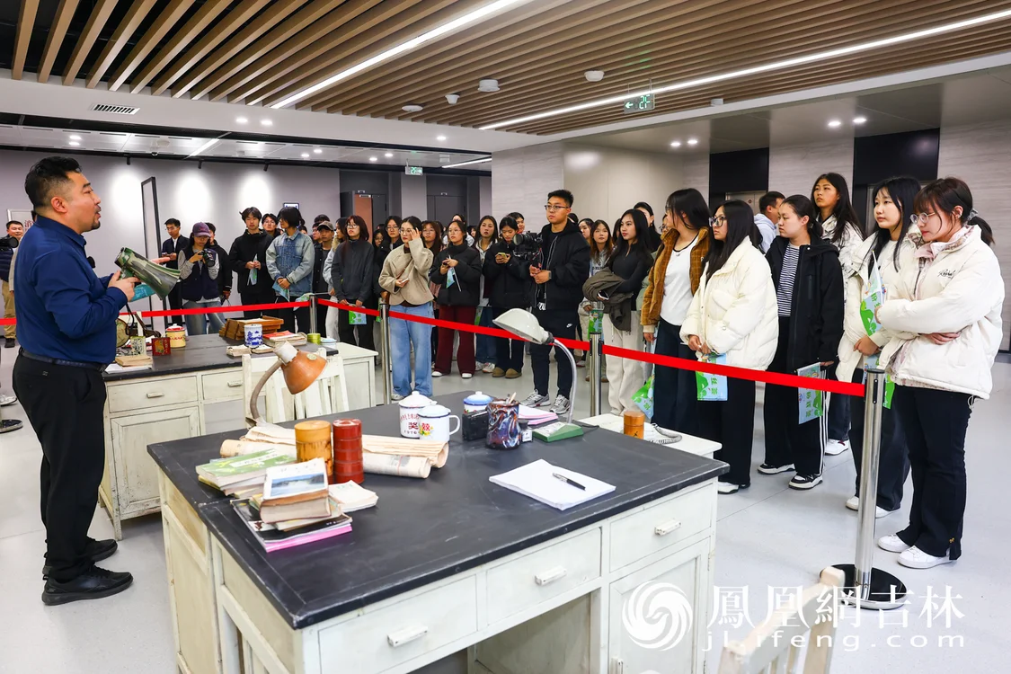 长春师范大学文旅与电影学院(长影电影学院)院长钟磊介绍电视剧《老舅》实景拍摄复原场景。