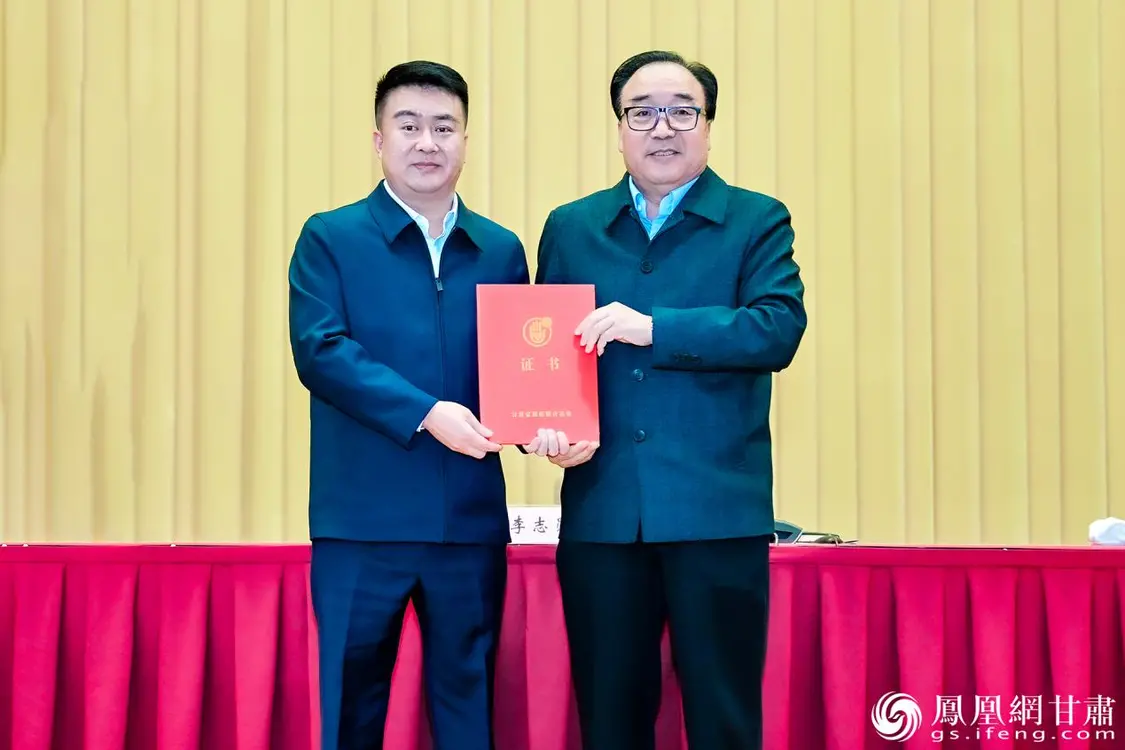 李志勋(右)为新增补的甘肃省慈善联合总会荣誉会长周海文颁发证书