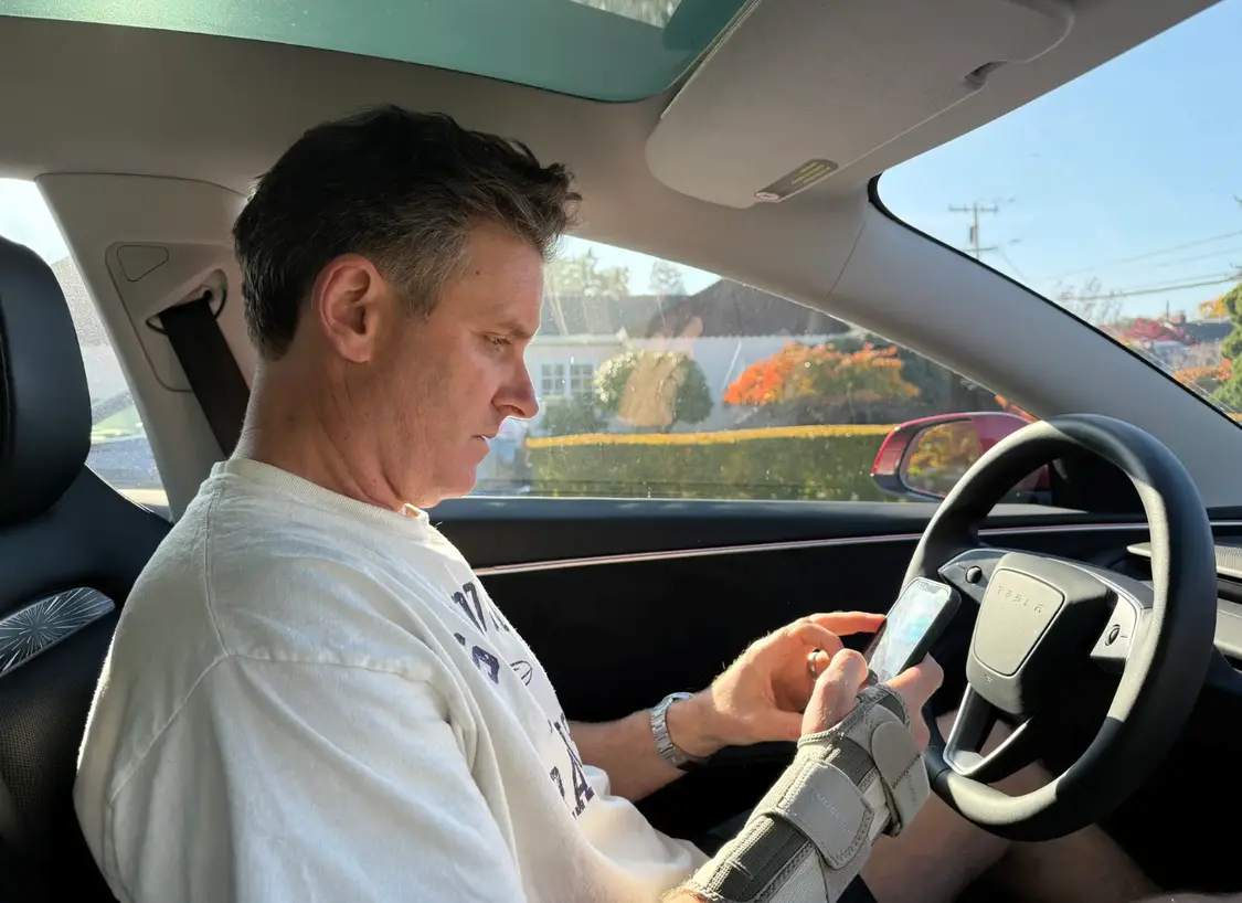 巴尔边开车边发短信