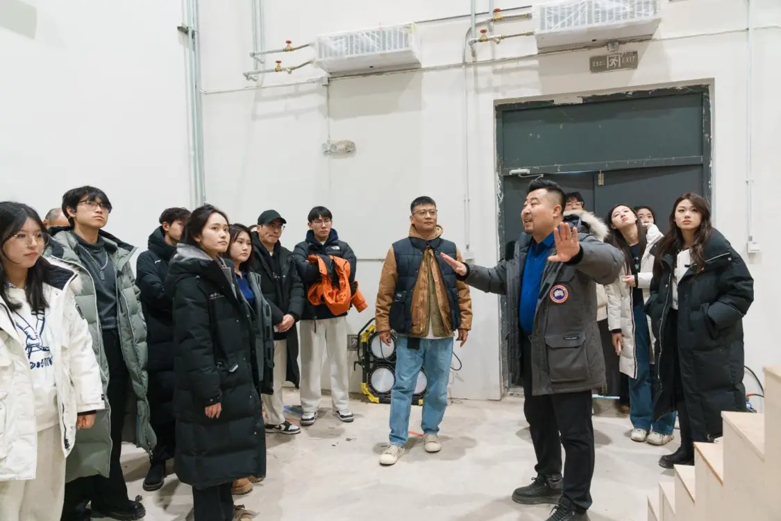 学院师生在拍摄现场。受访者供图