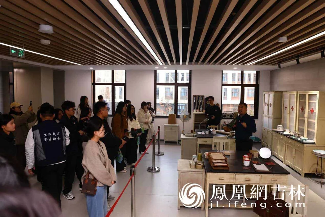 钟磊给参观者介绍《老舅》拍摄道具展出情况。凤凰网吉林 王振东/摄