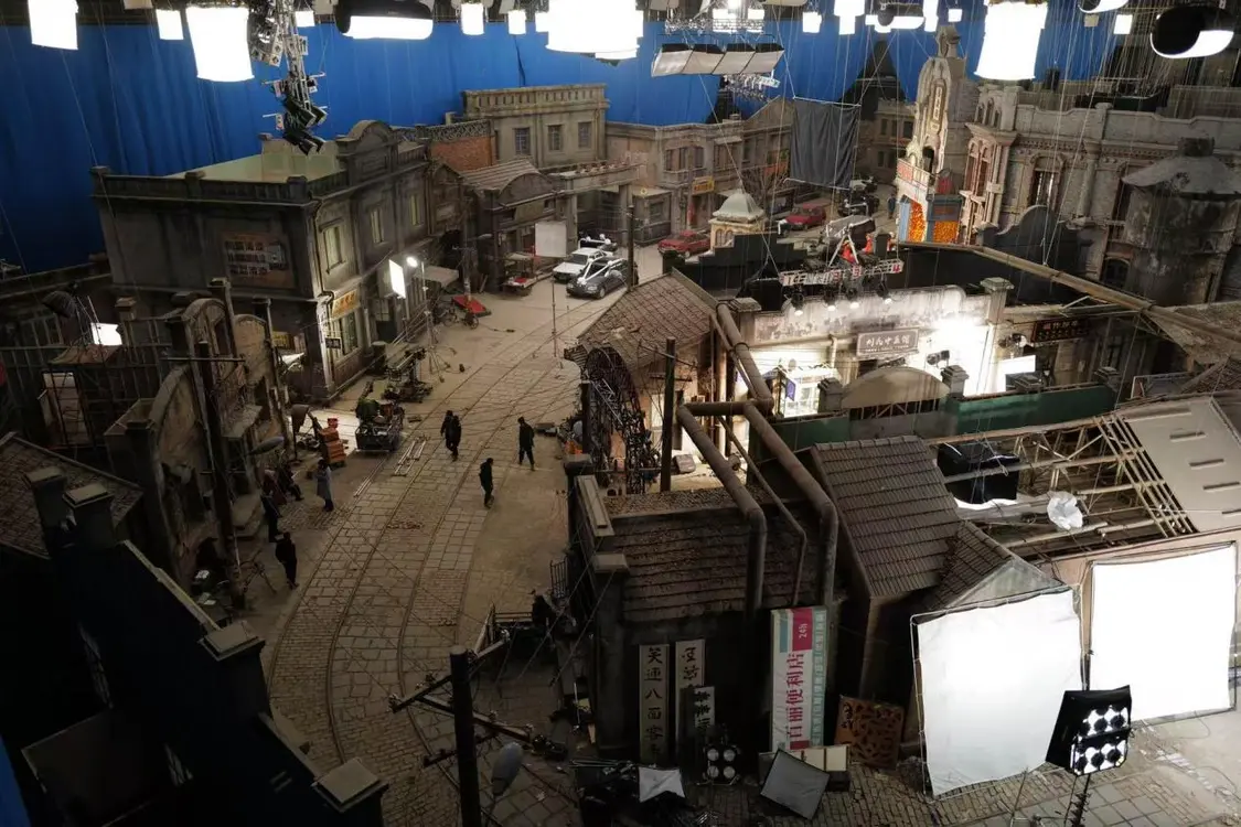 《老舅》剧组在拍摄基地搭建的场景。