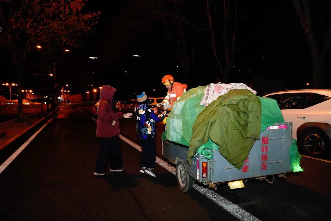 致敬“城市唤醒人” “温暖童行”元旦公益行动举行