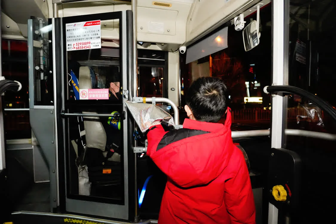 致敬“城市唤醒人” “温暖童行”元旦公益行动举行