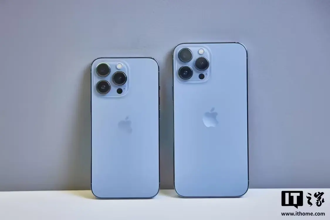 两部蓝色的iPhone手机，展示背面摄像头区域