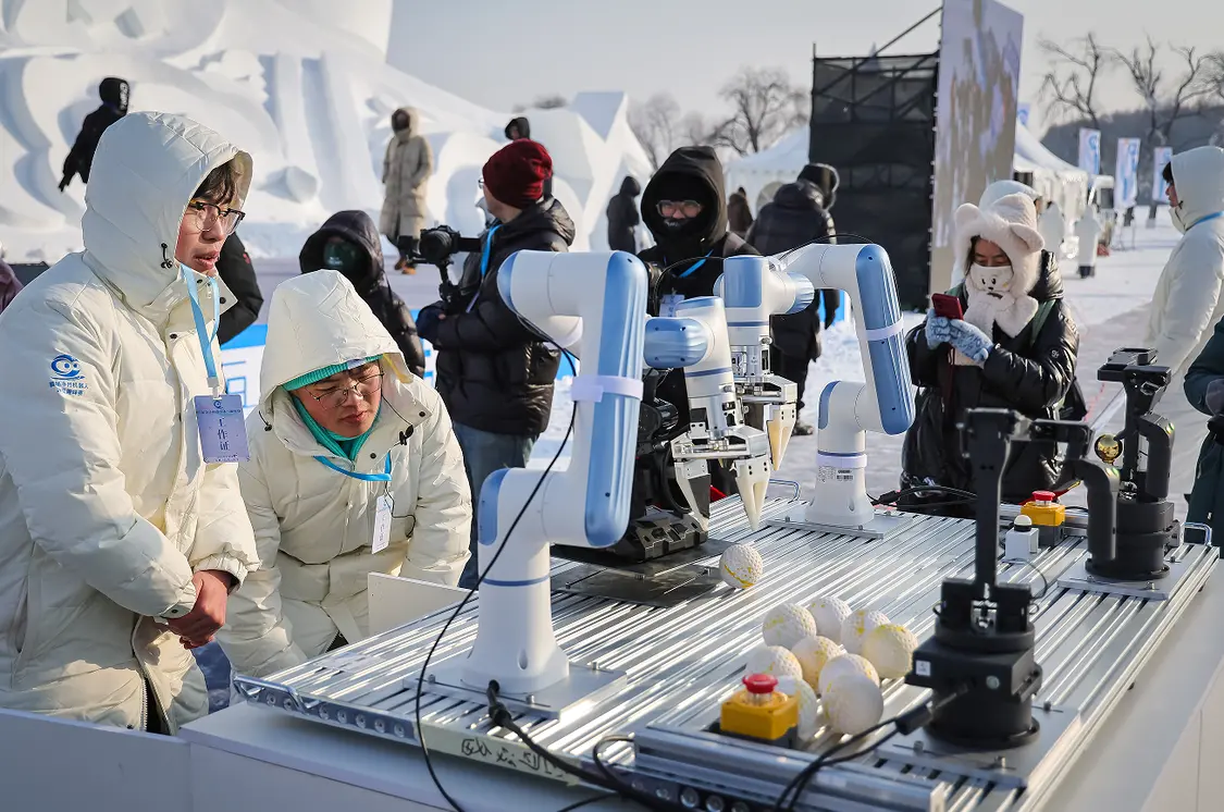科技与冰雪“双向奔赴”——首届净月机器人冰雪趣味赛在净月潭开赛