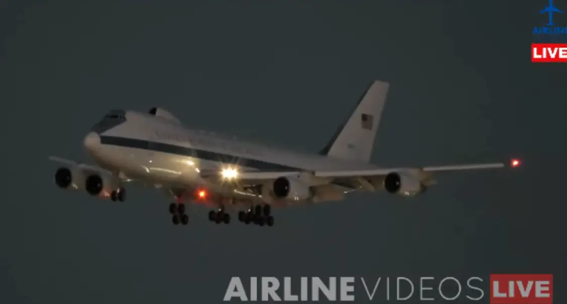 当地时间1月8日,被称为“末日飞机”的波音E-4B军机被拍到降落在洛杉矶国际机场。