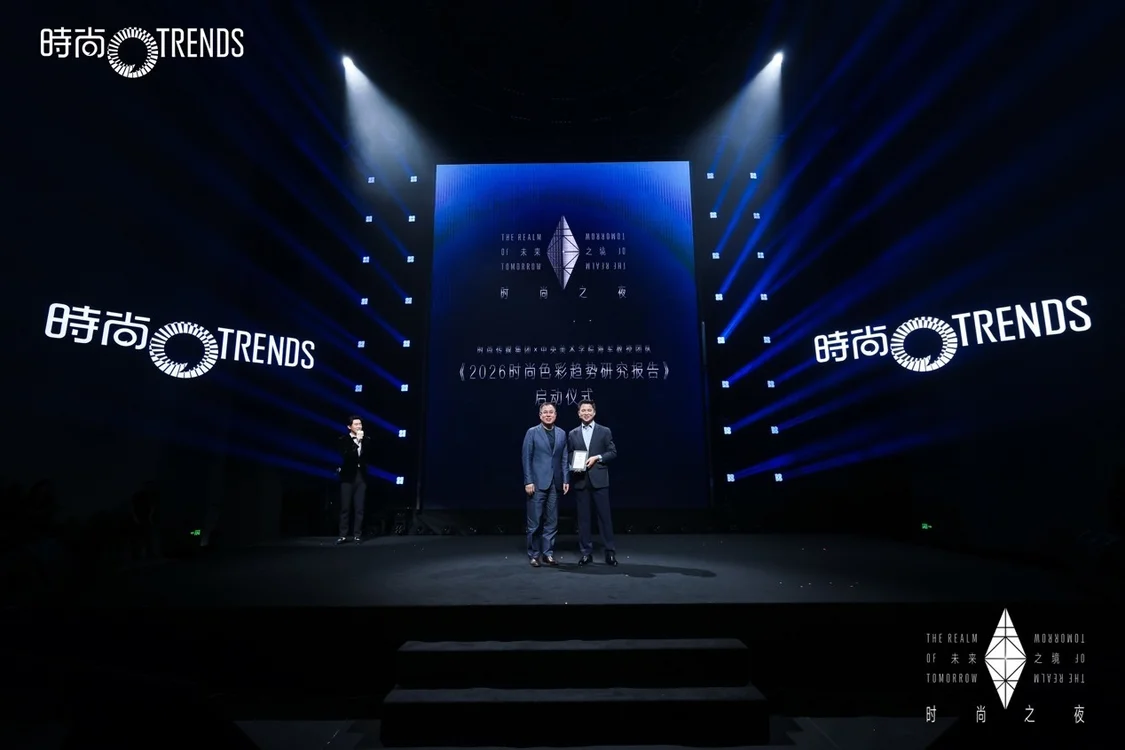 時尚傳媒集團總裁劉亞為中央美術學院美術館副館長、中央美術學院設計學院教授、博士生導師海軍教授頒發聘書