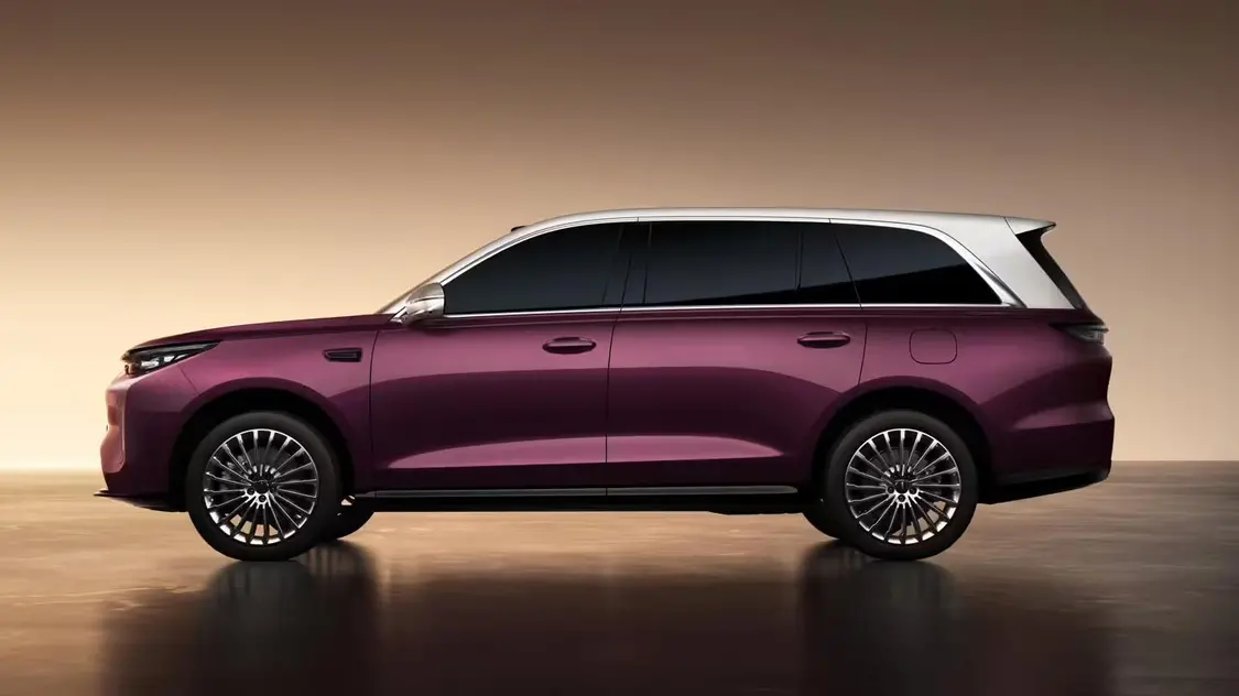 官图显示,新车车头搭载激光雷达,线条简洁,具备大六座 SUV 的沉稳、豪华气息。值得一提的是,新车配备了更强调质感的紫金双拼色。