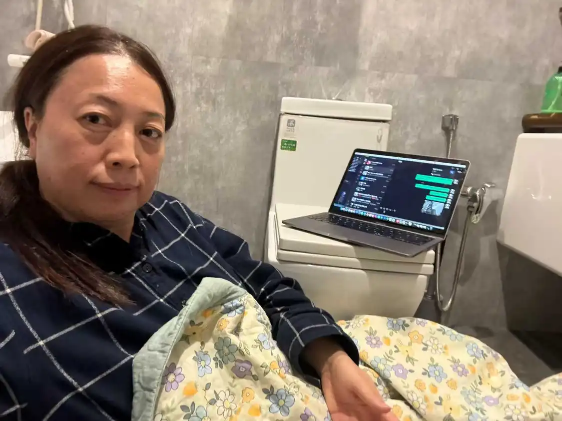 医院被炸，一个年轻人说着说着就哭了，让人....