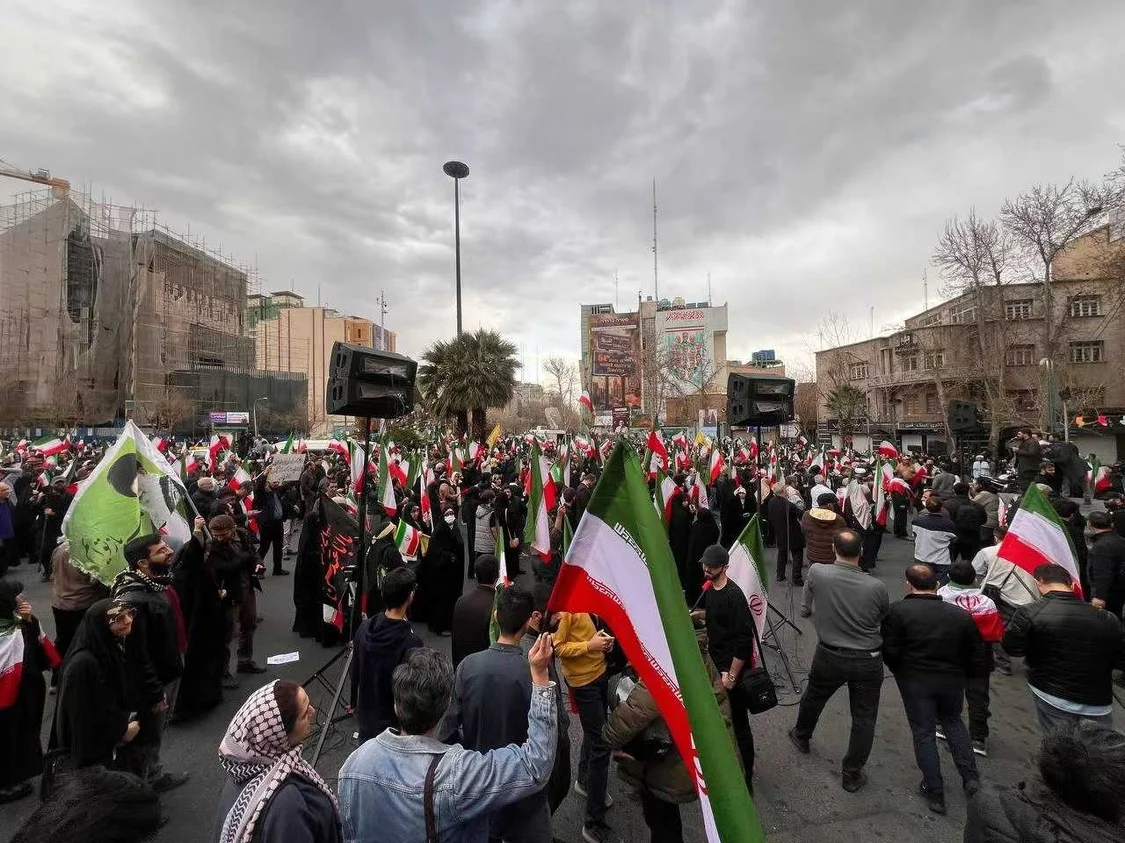 哈梅内伊死讯传出，有人欢呼放烟花有人哀悼痛哭_https://www.izongheng.net_快讯_第2张