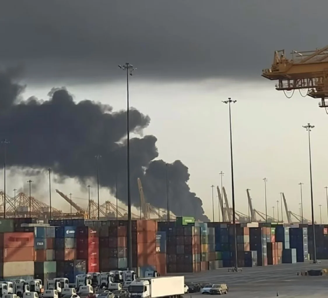 3月1日一早，徐锋听到两声巨响，出船舱看到浓烟滚滚。受访者供图