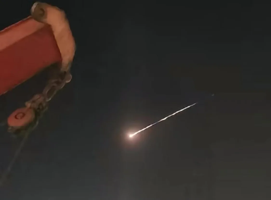 被困霍尔木兹中国船员：GPS信号消失 归期不定