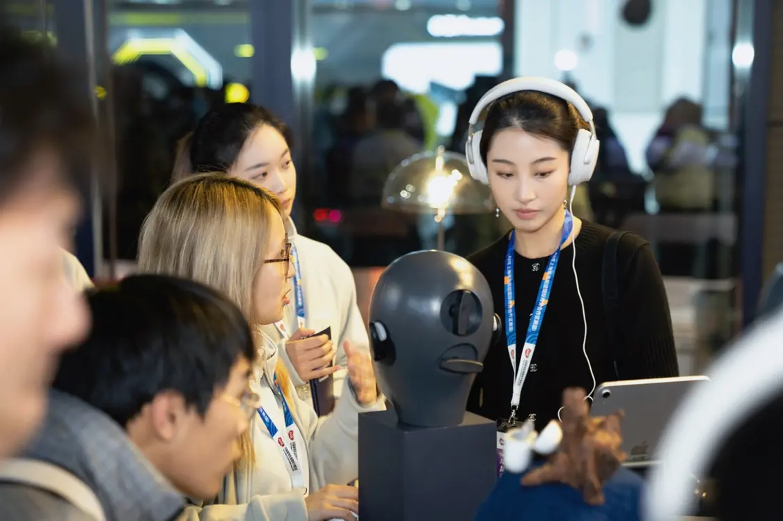 参观者在ANC体验区感受降噪前后的声音对比