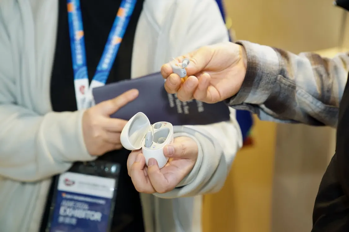 与Bose联合研发 Orka又为发布首款ANC主动降噪助听器O1 Pro