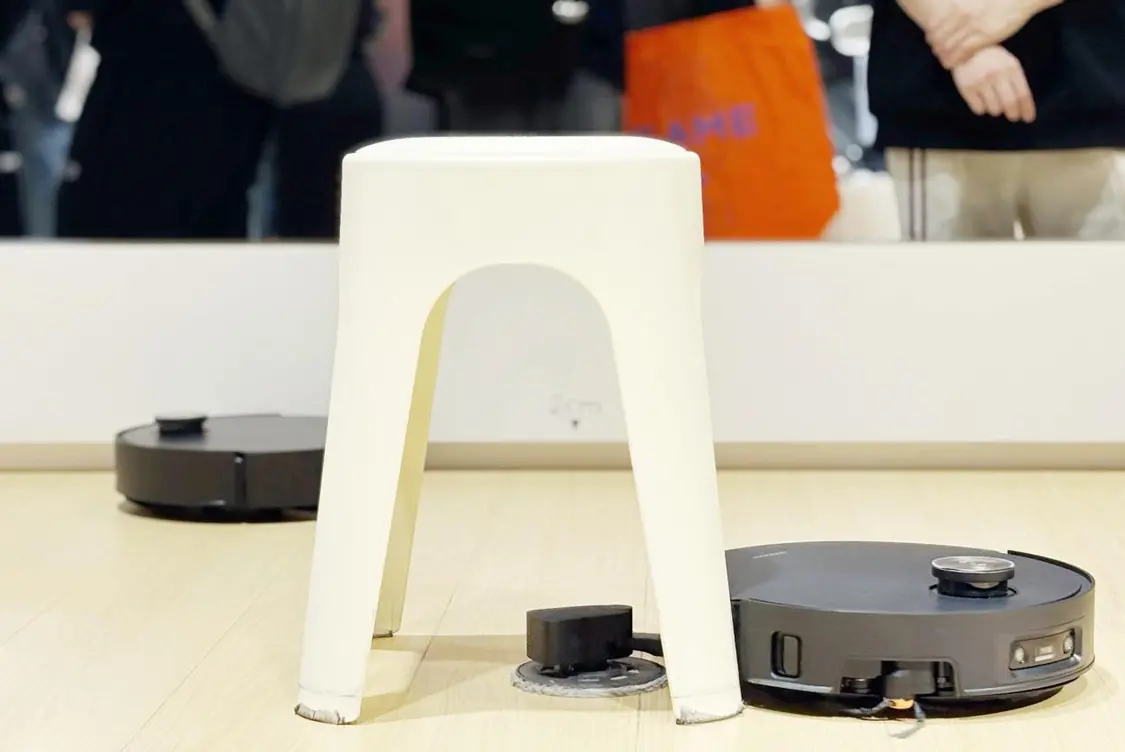 追觅洗地机推出两款产品：T70 Ultra Station可实时识别环境并主动贴合边缘，实现100%湿拖覆盖