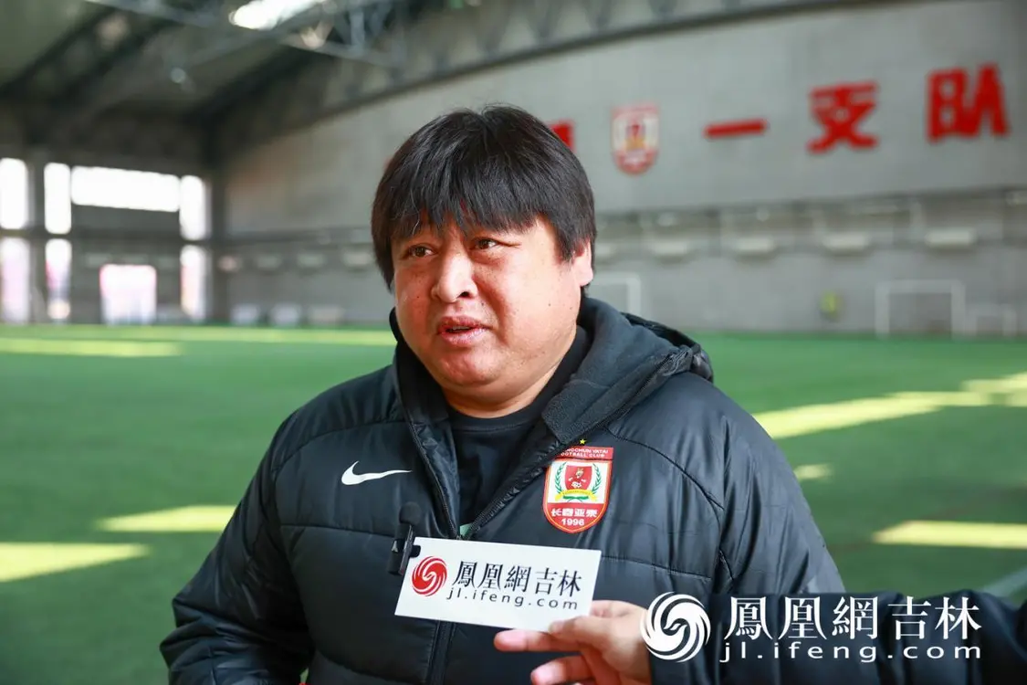 活动现场，东北超长春队主教练贾文鹏介绍了队伍选拔与备战情况。